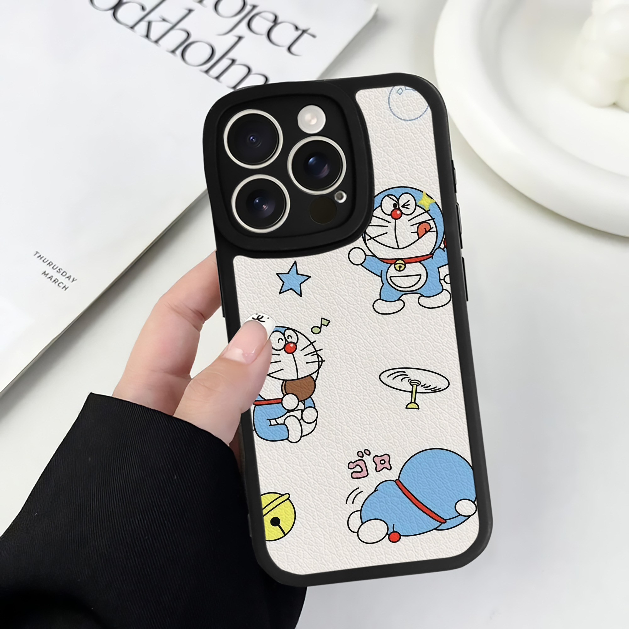 （画像用） ドラえもん Doraemon 【iPhone 16シリーズ対応】シリコンスマホケース（レザー調） 材質：シリコン